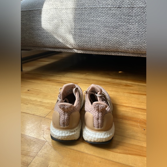 Adidas Ultraboost pink sneaker - Picture 2 of 3